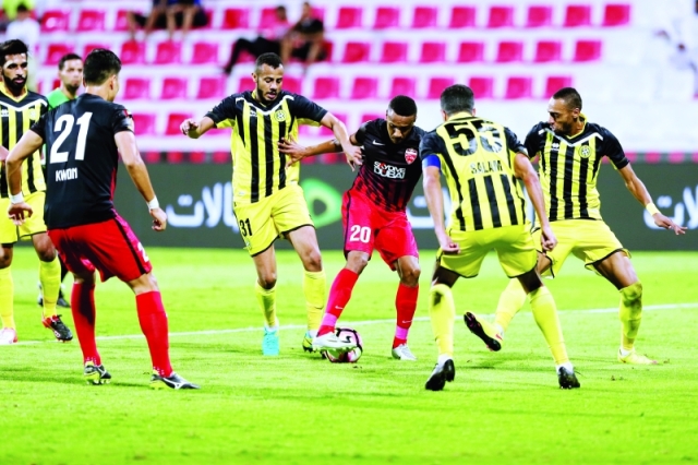 "■ الأهلي يتعثر بالتعادل أمام اتحاد كلباء | تصوير ناصر بابو"