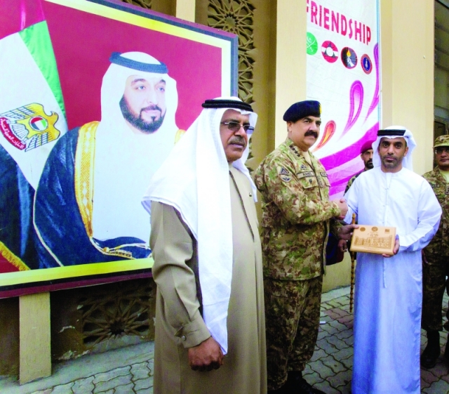 "راحيل شريف وعيسى النعيمي وعبدالله الغفلي خلال افتتاح المستشفى | وام"