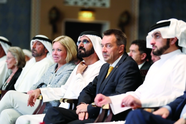 "■ محمد بن راشد وأحمد بن سعيد وأحمد بن محمد وبيتر ماورير رئيس اللجنة الدولية للصليب الأحمر | تصوير: خليفة اليوسف"
