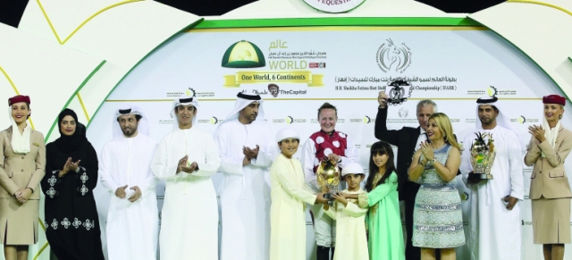 "■ محمد وفاطمة وحمدان أنجال منصور بن زايد يتوجون الفائز بمونديال أم الإمارات  |  تصوير ـ مجدي إسكندر ـ مرهف العساف"
