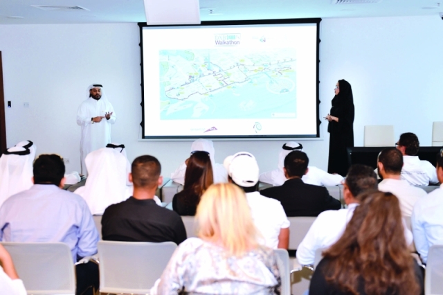 "■ جانب من ورشة العمل مع مديري الفرق المشاركة"