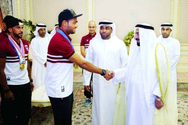 "سلطان القاسمي لدى استقباله لاعبي فريق الحمرية للتجديف البيان"