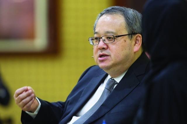 "المحاضر متحدثاً عن استشراف المستقبل"