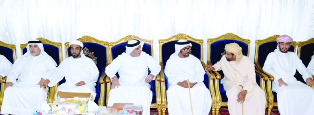 "■ سيف بن محمد وسيف بن زايد خلال تقديم العزاء في وفاة حمد بن هويمل | وام"