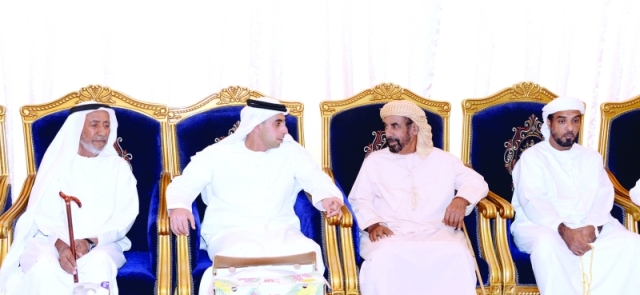 "■ خالد بن زايد خلال العزاء"