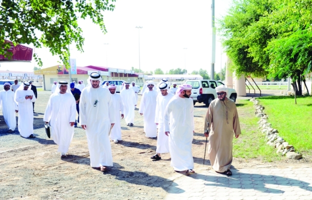 "■ سلطان بن زايد خلال تفقده مرافق «بوذيب» بحضور هزاع بن سلطان"