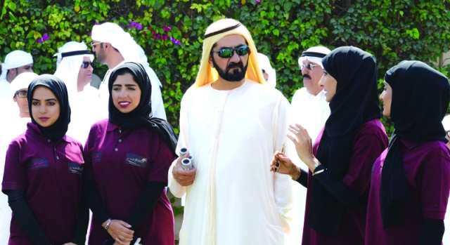 "■ محمد بن راشد مع الفارسات المشاركات ضمن مبادرة النادي الملكي | تصوير - موهان"