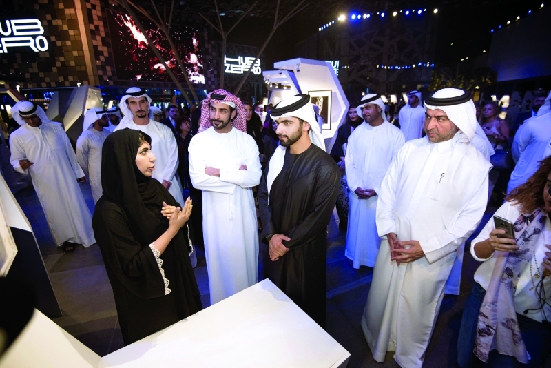 "■ منصور بن محمد بن راشد وزايد بن سلطان بن خليفة يستمعان إلى مشاركة في الجائزة | من المصدر"