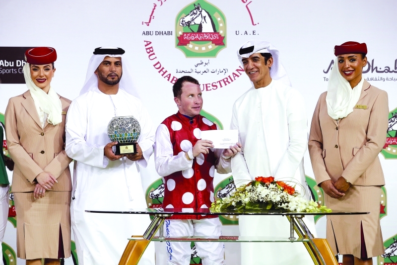 "■ عدنان سلطان يتوج سالم الكتبي"