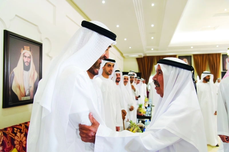 "سموه يتبادل الحديث مع أحد الضيوف"