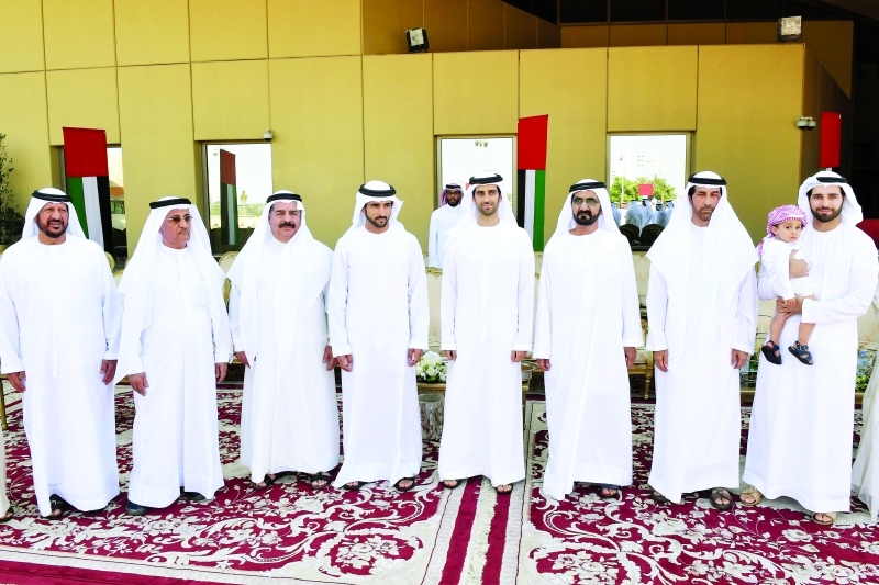 "نائب رئيس الدولة وحمدان بن محمد يتوسطان ذوي العروسين"