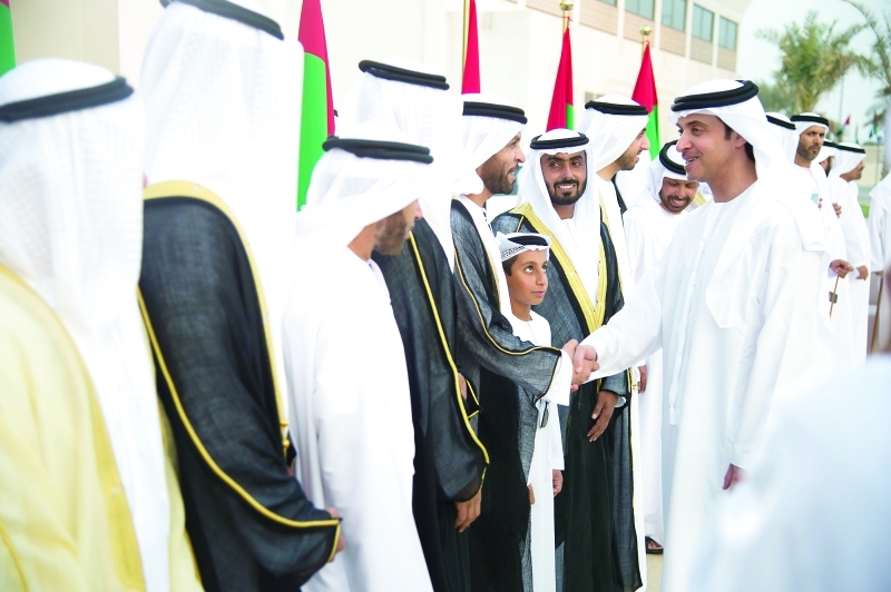 "هزاع بن زايد مصافحاً العرسان"