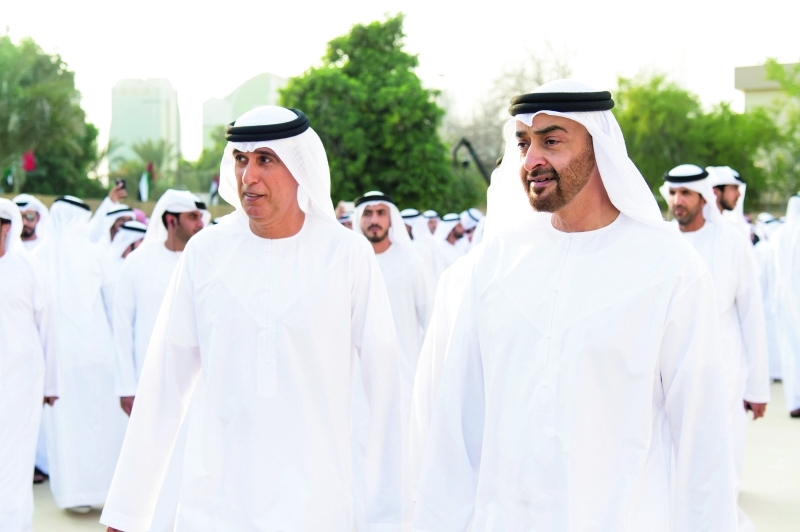 "محمد بن زايد وجبر السويدي خلال الحفل"