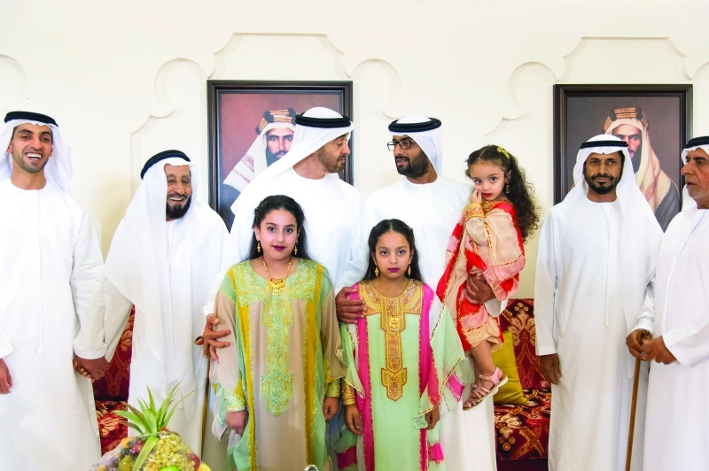"محمد بن زايد وخالد بن زايد يتوسطان عدداً من حضور الحفل"
