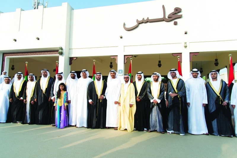 "محمد بن زايد يتوسط العرسان خلال الحفل بحضور جبر السويدي | وام"