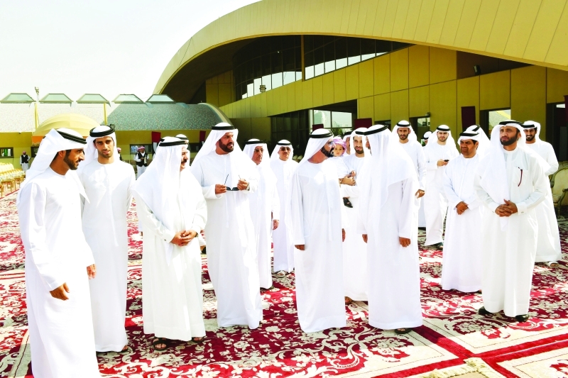 "محمد بن راشد وحمدان بن محمد خلال حضورهما حفل الزفاف"