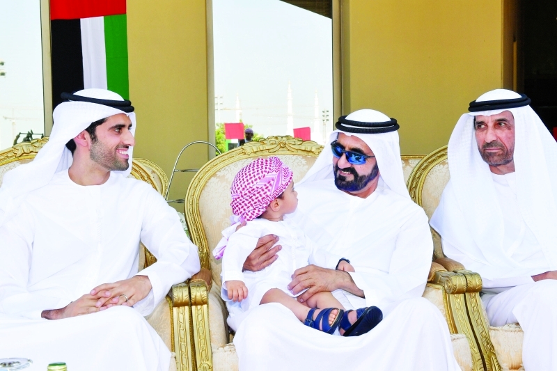 "محمد بن راشد متوسطاً عبدالله الحمادي ونجله فيصل"