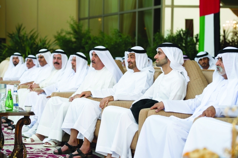 "محمد بن زايد وسعود المعلا خلال الحفل بحضور نهيان بن مبارك"