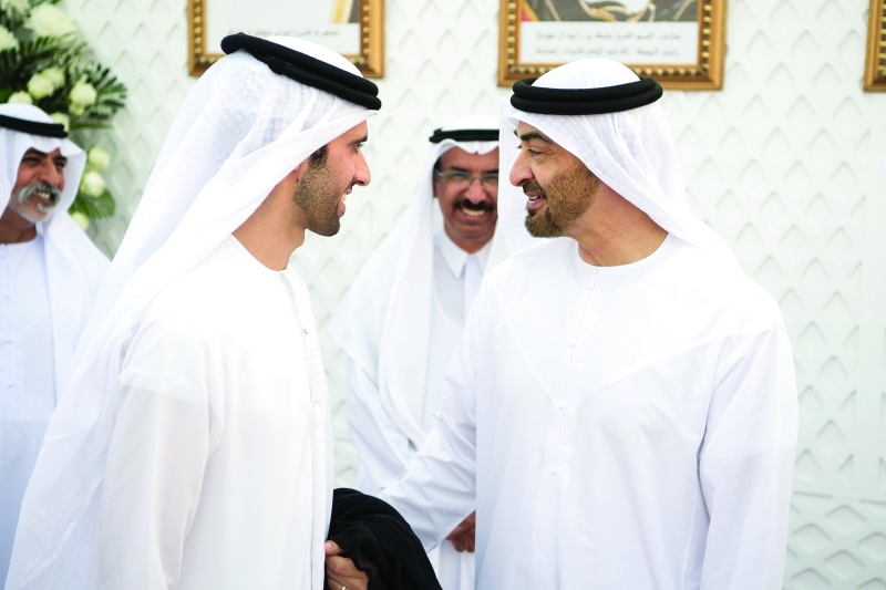"محمد بن زايد يهنئ العريس بحضور محمد المر"