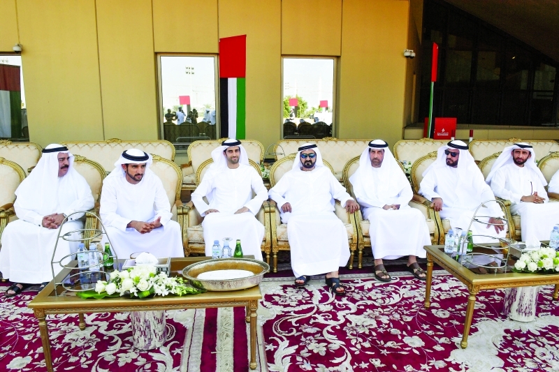 "محمد بن راشد خلال حفل الزفاف بحضور حمدان بن محمد ومحمد الشيباني وعبدالله الحمادي ومحمد العلي والعريس فيصل | تصوير: محمد هشام"