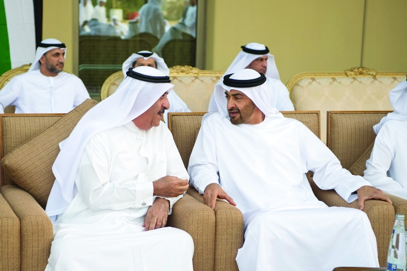 "محمد بن زايد وسعود المعلا خلال الحفل"