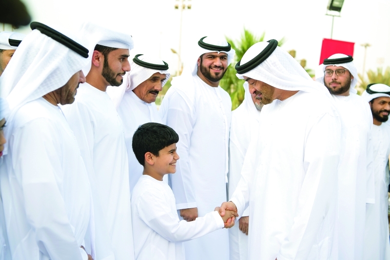 "محمد بن زايد خلال مشاركته في حفل الزفاف"