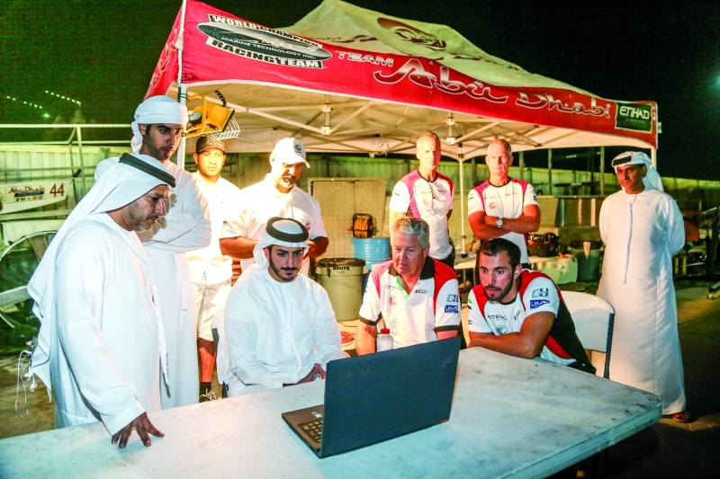 "■ .. ويتعرف إلى مسار سباقات البطولة العالمية"