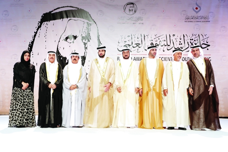 "أحمد بن محمد متوسطاً سلطان السويدي وعلي عبيد وعيسى البستكي  | تصوير: خليفة اليوسف"