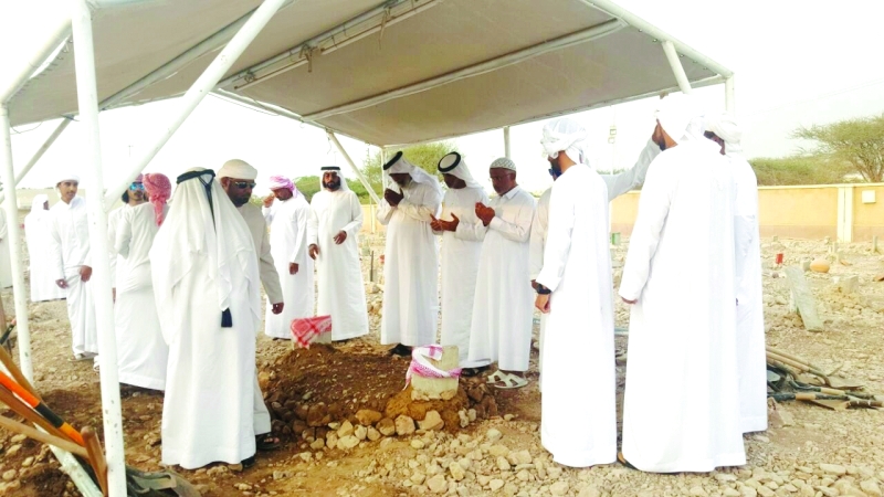"أسرة الفقيد خلال مراسم الدفن"