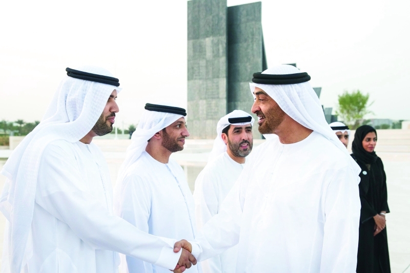 "سموه يصافح العاملين على تصميم وبناء واحة الكرامة"