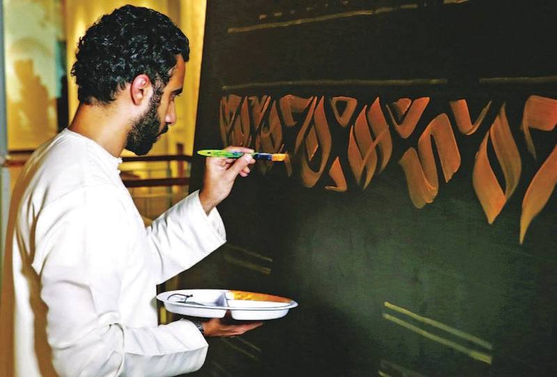 "ضياء علام يضع لمساته على لوحته"