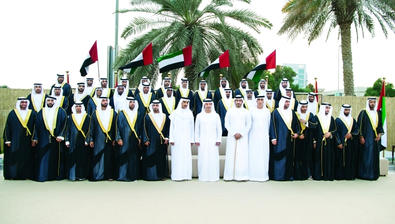 "هزاع بن زايد يتوسط العرسان بحضور أحمد الزعابي وجبر السويدي | وام"
