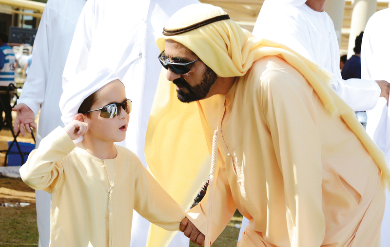 "■ محمد بن راشد ومداعبة أبوية مع نجله زايد| تصوير - موهان"