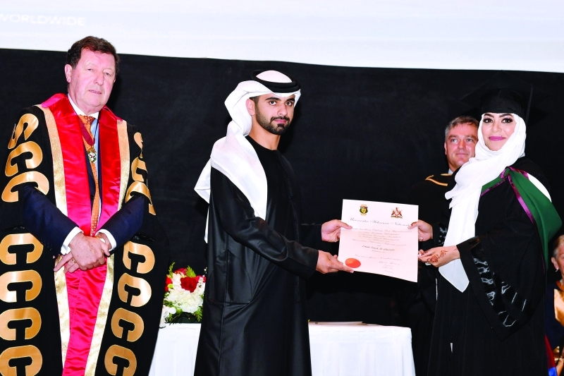 "■ وسموه يسلم الشهادة لإحدى الخريجات"