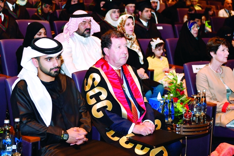 "■ منصور بن محمد يسلم أحد الخريجين شهادة التخرج | تصوير- محمد هشام"