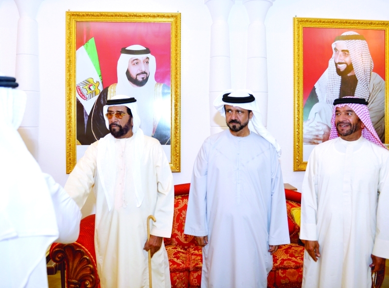 "طحنون وسرور بن محمد يقدمان العزاء"