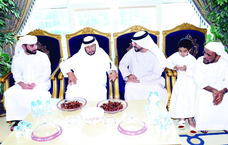 "سلطان بن زايد خلال تقديم العزاء في وفاة حمد العامري | وام"