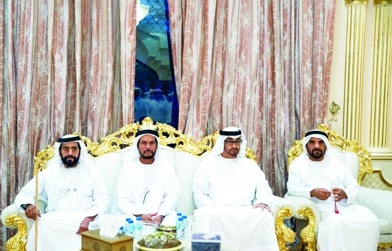 "■ محمد بن زايد وطحنون بن محمد خلال العزاء"