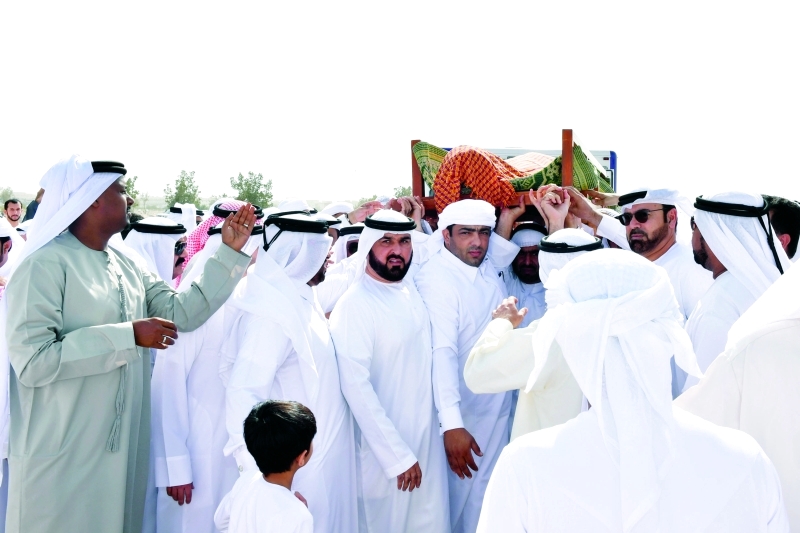 "■ محمد القرقاوي خلال مشاركته في تشييع الفقيد إلى مثواة الأخير بحضور عدد من المسؤولين وأعيان البلاد  |  تصوير: محمد هشام"