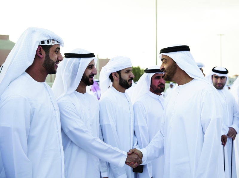 "■سموه مصافحاً الحضور"