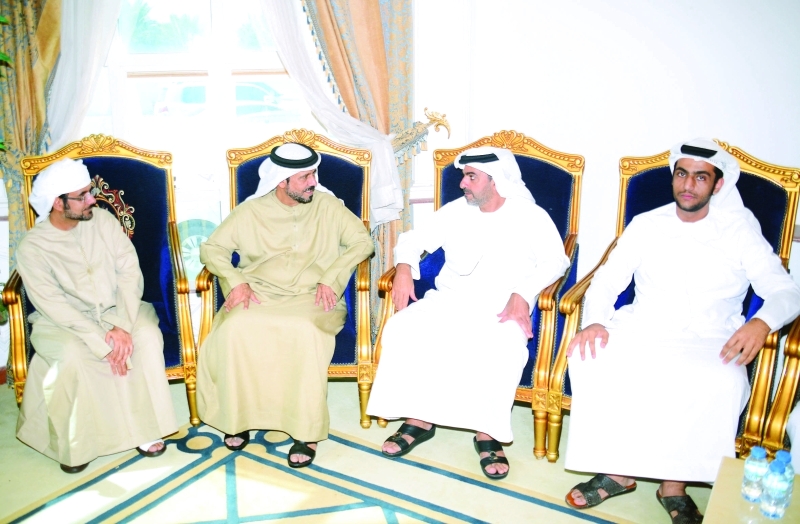 "■ حامد بن زايد يقدم واجب العزاء | وام"
