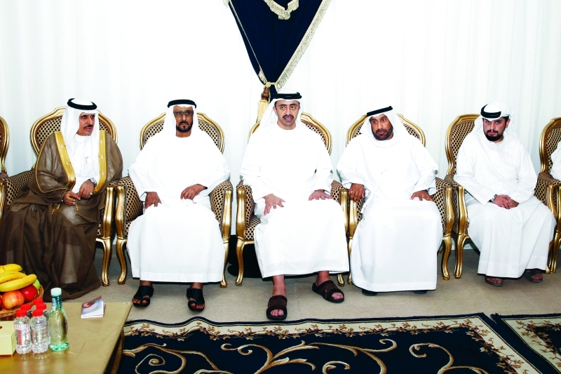 "عبد الله بن زايد معزياً أسرة الفقيد"
