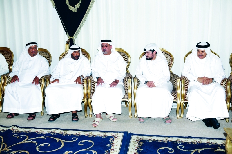 "سلطان بن خليفة خلال العزاء بحضور ضاحي خلفان"