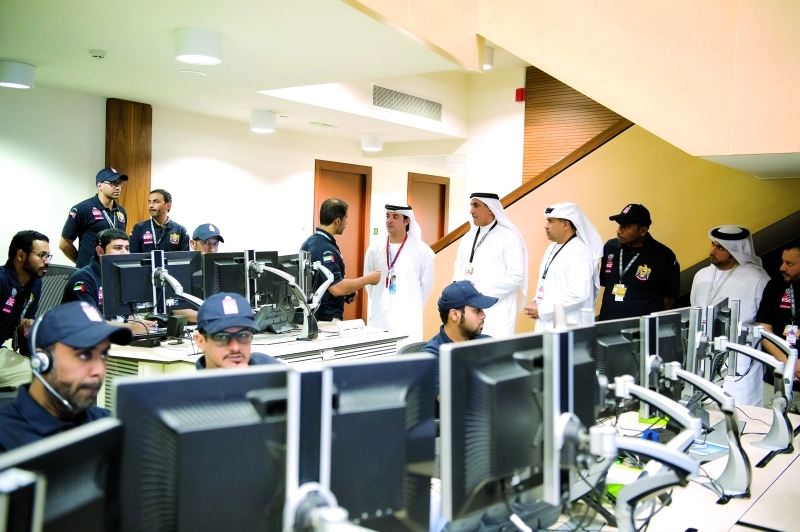 "■ هزاع بن زايد في غرفة العمليات بحضور محمد خلفان الرميثي | وام"