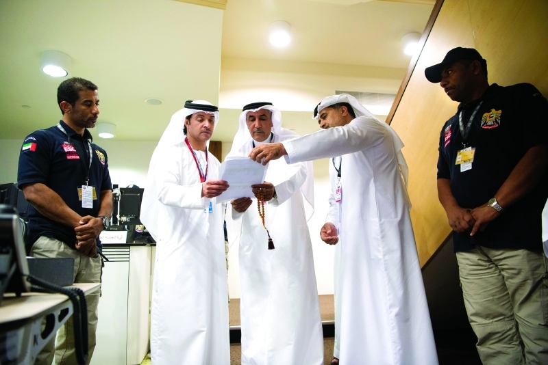 "■ هزاع بن زايد يطلع على الإجراءات الأمنية بحضور الرميثي"