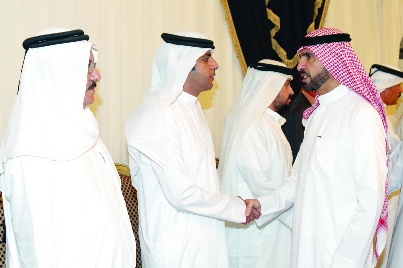"■ فيصل بن صقر خلال العزاء"