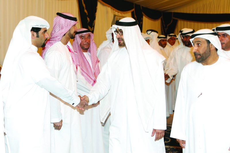 "محمد بن زايد لدى وصوله إلى خيمة العزاء"