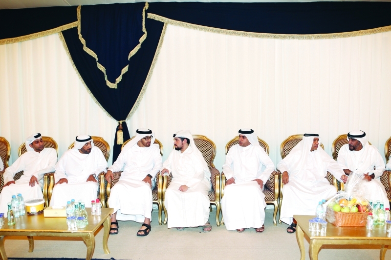 "محمد بن زايد خلال تقديم واجب العزاء لنجل وإخوة خميس المزينة | وام"