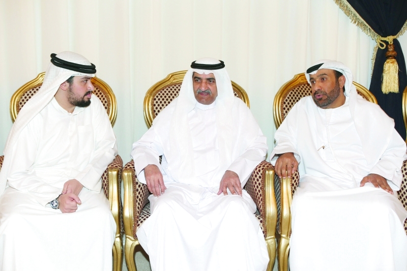 "■ حمد الشرقي مقدماً واجب العزاء"