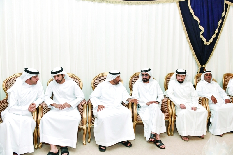 "■ محمد بن راشد وحمدان بن محمد خلال تقديم واجب العزاء | تصوير: سيف محمد ومحمد هشام وعماد علاء الدين"